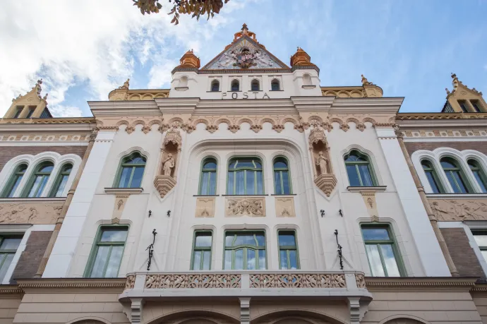 A pécsi Postapalota gyönyörű Kádár-címere