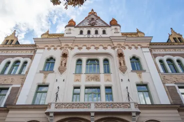 A pécsi Postapalota gyönyörű Kádár-címere