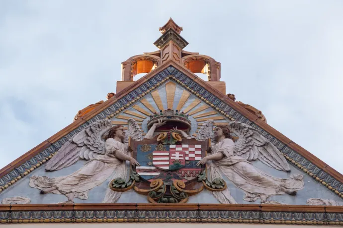 A pécsi Postapalota gyönyörű Kádár-címere