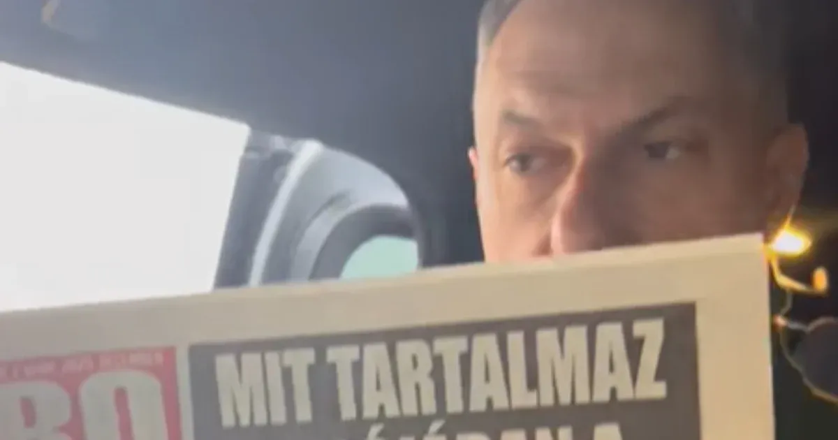 Lázár János a betiltott Borsot lapozgatva: Milyen szerencse, hogy a bírók csak a Tiszának nyalnak