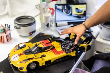 Ferrarik és Porschék 7,8 millió forintért – ha nem gond, hogy elférnek az asztalodon