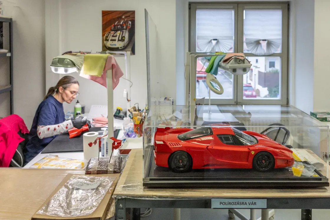 Ferrarik és Porschék 7,8 millió forintért – ha nem gond, hogy elférnek az asztalodon