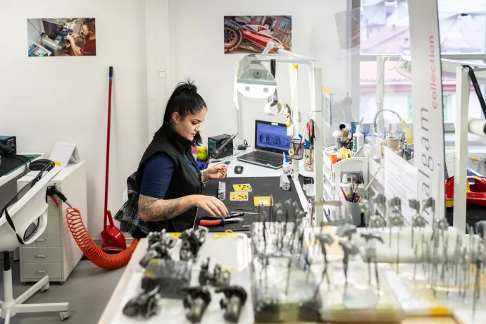 Az Amalgam pécsi üzemének bejáratánál kis kiállítás látható néhány népszerű típusból (fent), Fanni februárban a hónap dolgozója lett, látogatásunk idején éppen apró turbófeltöltőket szerelt (középen), a makettek karosszériáját az alkatrészek sorjátlanítása után, de a fényezés előtt illesztik össze, hogy kiderüljön, tökéletesen passzolnak-e egymáshoz (lent) – Fotó: Bődey János / Telex