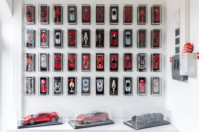 Az Amalgam pécsi üzemének bejáratánál kis kiállítás látható néhány népszerű típusból (fent), Fanni februárban a hónap dolgozója lett, látogatásunk idején éppen apró turbófeltöltőket szerelt (középen), a makettek karosszériáját az alkatrészek sorjátlanítása után, de a fényezés előtt illesztik össze, hogy kiderüljön, tökéletesen passzolnak-e egymáshoz (lent) – Fotó: Bődey János / Telex