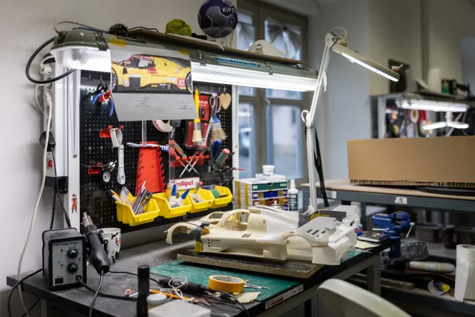 Az Amalgam pécsi üzemének bejáratánál kis kiállítás látható néhány népszerű típusból (fent), Fanni februárban a hónap dolgozója lett, látogatásunk idején éppen apró turbófeltöltőket szerelt (középen), a makettek karosszériáját az alkatrészek sorjátlanítása után, de a fényezés előtt illesztik össze, hogy kiderüljön, tökéletesen passzolnak-e egymáshoz (lent) – Fotó: Bődey János / Telex