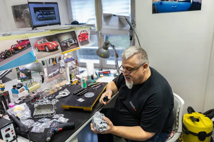 József egy szerencsés véletlennek köszönhetően lett hidegburkolóból makettgyári munkás (fent), egy fémből hengerelt és kalapált Ferrari 250 GTO karosszéria (lent) – Fotó: Bődey János / Telex