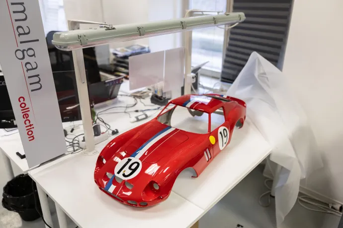 József egy szerencsés véletlennek köszönhetően lett hidegburkolóból makettgyári munkás (fent), egy fémből hengerelt és kalapált Ferrari 250 GTO karosszéria (lent) – Fotó: Bődey János / Telex