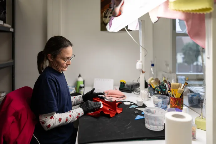 Az egyes makettmotorok összeszerelését számozott próbapéldányok segítik. A fenti képen egy Bugatti Chiron W16-os, négy turbófeltöltővel szerelt motorjának kicsinyített mása látható. A Le Mans-i versenyautók összes matricáját az eredeti pozícióba helyezik a maketteken is (lent) – Fotó: Bődey János / Telex