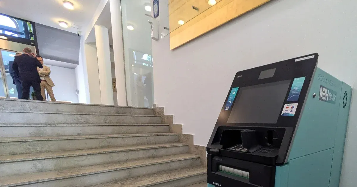 Az MBH-vezér egy éve lett a Pécsi Tudományegyetem kuratóriumának elnöke, most pedig már a hallgatók is Mészáros Lőrinc bankjának utalnak