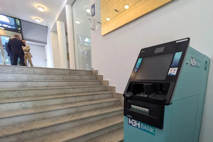 Az MBH-vezér egy éve lett a Pécsi Tudományegyetem kuratóriumának elnöke, most pedig már a hallgatók is Mészáros Lőrinc bankjának utalnak