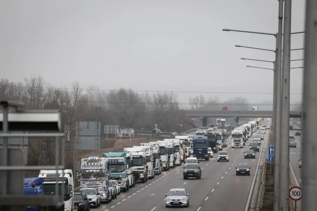 Az M0-son nem lehet látni a tiltakozó kamionosok konvojának végét – Forrás: Telex.hu