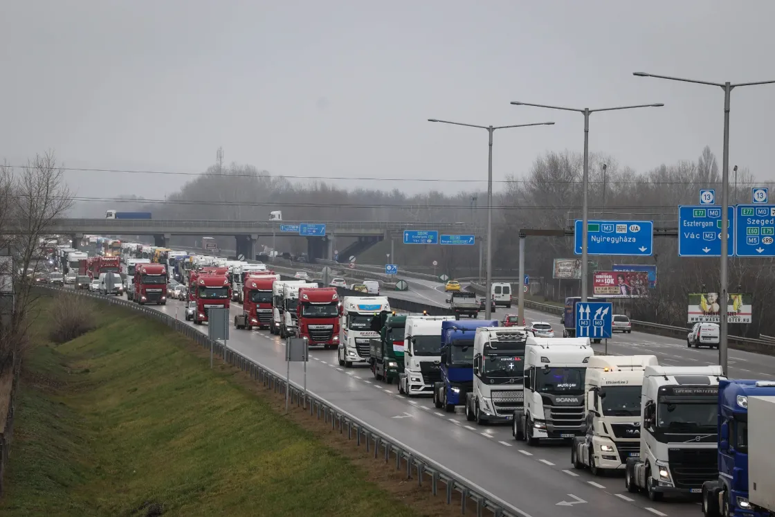 Megindultak a tiltakozó kamionosok Budapest belvárosa felé, a Hősök terére viszont csak ötvenet engednek be