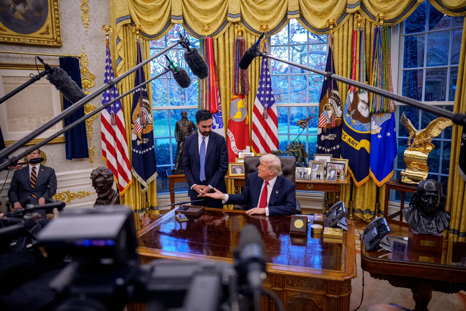 Meglepő találkozó: Donald Trump november 21-én hivatalában fogadta az általa kommunistának nevezett új New York-i polgármestert, a demokrata Zohran Mamdanit. Trump gratulált Mamdaninak, majd az olyan ügyekről beszélgettek, mint a lakhatás és megfizethetőség – Fotó: Andrew Harnik / Getty Images