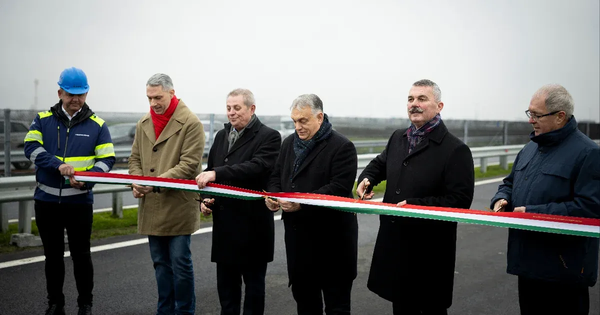 Átadták a M4-es 34 kilométeres szakaszát Törökszentmiklós és Kisújszállás között