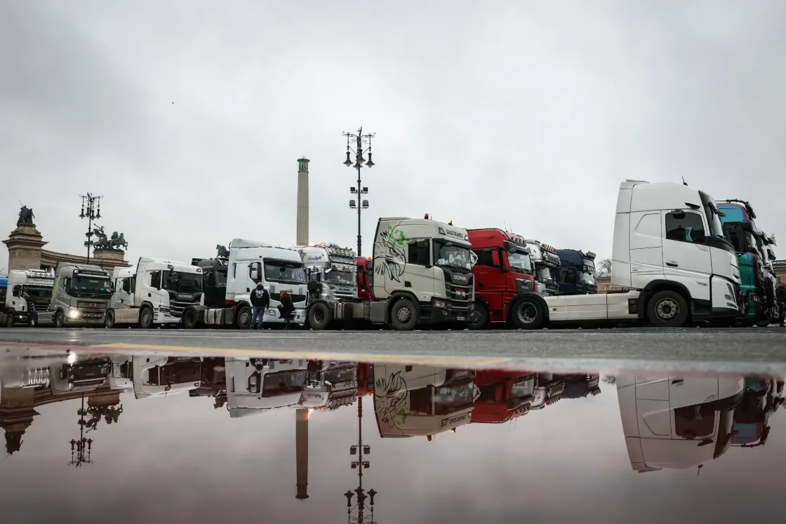 Több száz tiltakozó, dudáló kamionból álló konvoj vonul át Budapesten, ötvenet beengedtek a Hősök terére