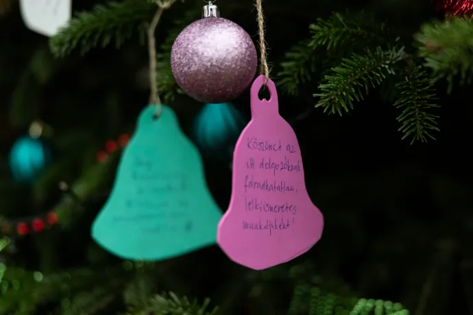 Felül az Iskolaszanatórium Heim Pál kórházban dolgozó tantestülete, alul a gyerekek üzenetekkel díszítették a kórház udvarán lévő karácsonyfát – Fotó: Bődey János / Telex