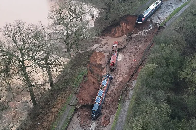Arra ébredtek a lakóhajókon, hogy hirtelen elfogyott alóluk a víz