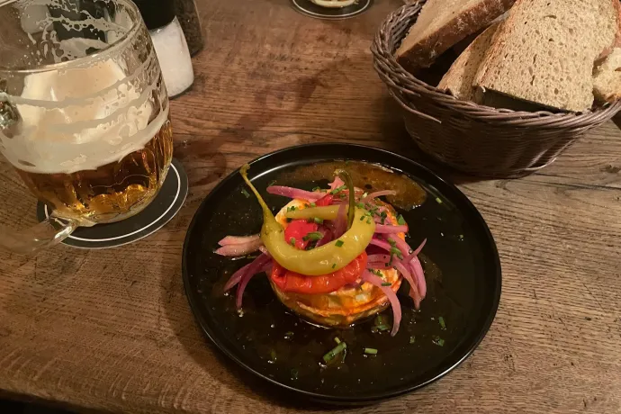 A középkori lövészárok, az Óriásfej és a Béka, a Galóca-pihenő és a pácolt hermelín – Fotó: Tenczer Gábor / Telex