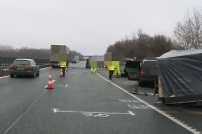 Elgázolt két sofőrt egy kisbusz az M1-esen, miután ők a koccanásuk miatt kiszálltak az autójukból