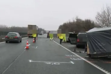 Elgázolt két sofőrt egy kisbusz az M1-esen, miután ők a koccanásuk miatt kiszálltak az autójukból