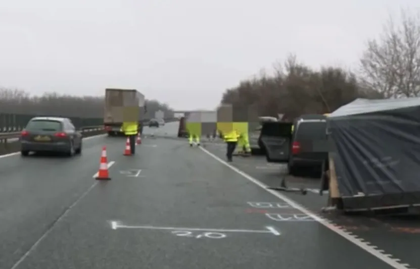 Elgázolt két sofőrt egy kisbusz az M1-esen, miután ők a koccanásuk miatt kiszálltak az autójukból