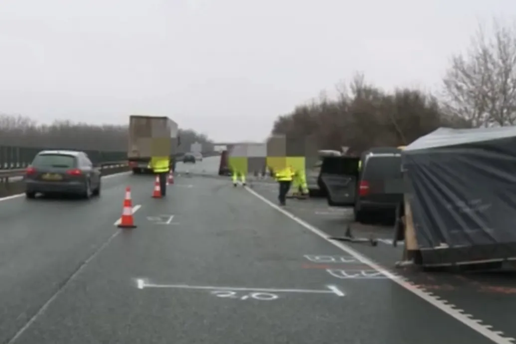 Elgázolt két sofőrt egy kisbusz az M1-esen, miután ők a koccanásuk miatt kiszálltak az autójukból
