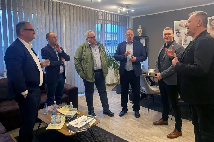 Az Audi Hungaria vezérkarával Veleki László és Kiss János (jobbra) – Fotó: Győri Balett