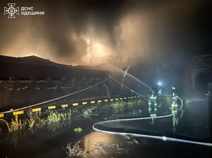 Ukrán tűzoltók oltják a tüzet az Odessza egyik kikötőjét ért támadás után, 2025. december 23-án – Fotó: Ukrán Mentőszolgálat / AFP