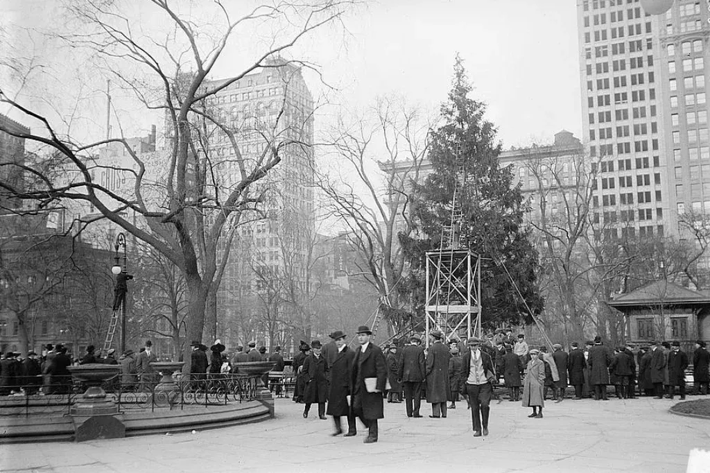 Ünnep „az utcák profán zajában”. Mióta állítunk köztéri karácsonyfát?