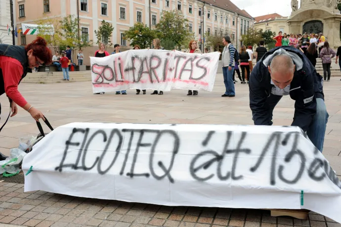 Résztvevők az Elcoteq pécsi termelésének leállítása és a tervezett elbocsátások miatt tartott tüntetésen a Széchenyi téren 2011. október 12-én – Fotó: Kálmándy Ferenc / MTI