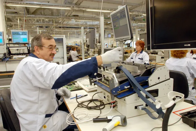 Dolgozók az Elcoteq pécsi üzemében 2007. májusában – Fotó: Kálmándy Ferenc / MTI