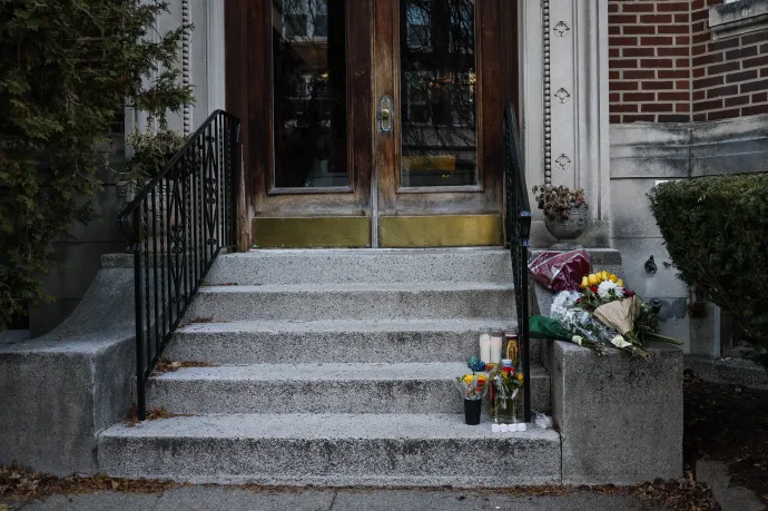 Virágok és mécsesek Nuno Loureiro otthonánál 2025. december 18-án – Fotó: Erin Clark / The Boston Globe / Getty Images