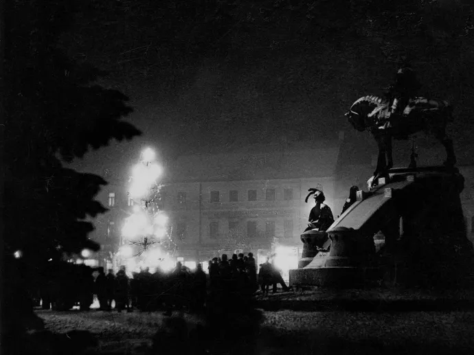 „Mindenki karácsonyfája” Kolozsvár főterén 1928-ban – Forrás: Fotofilm / Lupescu Radu gyűjteménye