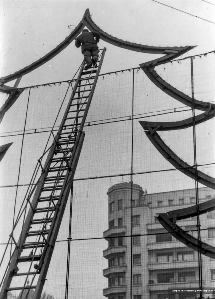 Téli utcai dekoráció Bukarestben, 1958-ban – Forrás: Új Élet / Sütő András örökösei / Azopan Fotóarchívum; Gyermekváros Kolozsváron, a Széchenyi-téren, 1966-ban – Fotó: Csomafáy Ferenc / Azopan Fotóarchívum