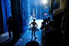 600 kilónyi hópehely selyempapírból – az Opera Diótörője a kulisszák mögül