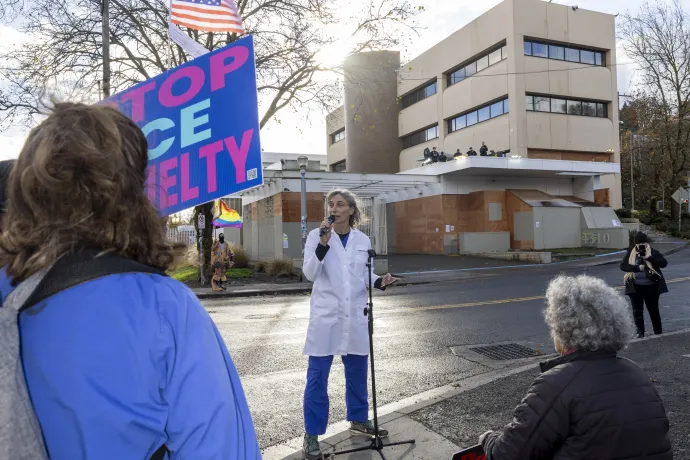 Maxine Dexter beszél a portlandi ICE-épület előtt 2025. december 7-én – Fotó: Natalie Behring / Getty Images