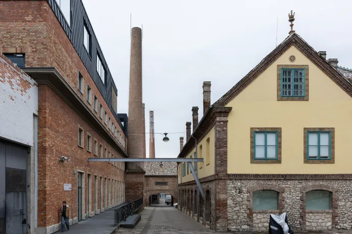 A Zsolnay porcelángyár egykori épülete, ami ma a Pécsi Tudományegyetem Művészeti Karának ad otthont – Fotó: Bődey János / Telex