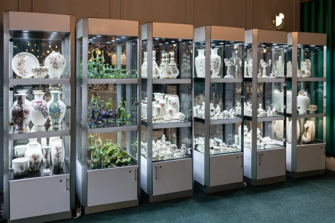 Porcelánok a Zsolnay Andrássy úti mintaboltjában, 2025. december 17-én – Fotó: Bődey János / Telex