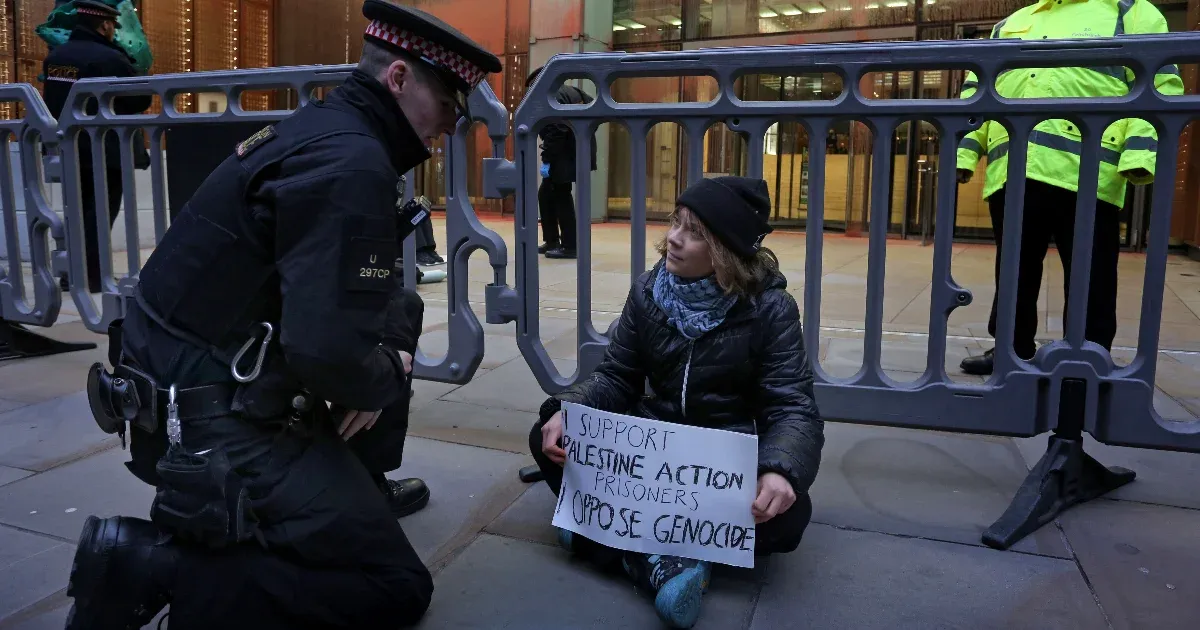 Rendőrök vitték el Londonban Greta Thunberget, aki szerintük megszegte a terrorizmusellenes törvényeket