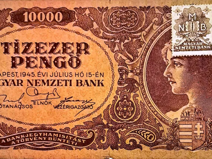 Egy felülbélyegzett 10 ezres, ami ennek köszönhetően 30 ezer pengőt ért. Így lassították az inflációt. (Honvári János tulajdona.)