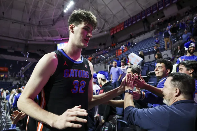 Olivier Rioux a szurkolók körében, miután a Florida Gators hazai pályán legyőzte a Saint Francis Red Flash csapatát a gainesville-i Stephen C. O'Connell Centerben 2025. december 17-én. Rioux ezen a meccsen szerezte első mezőnykosarát az egyetemi bajnokságban – Fotó: James Gilbert / Getty Images