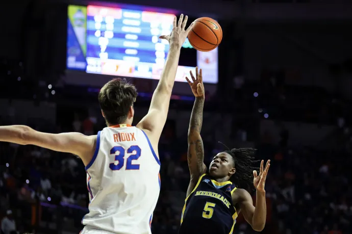 Olivier Rioux próbálja blokkolni Kevair Kennedy dobását a Florida Gators–Merrimack Warriors mérkőzésen a gainesville-i Stephen C. O'Connell Centerben 2025. november 21-én – Fotó: James Gilbert / Getty Images