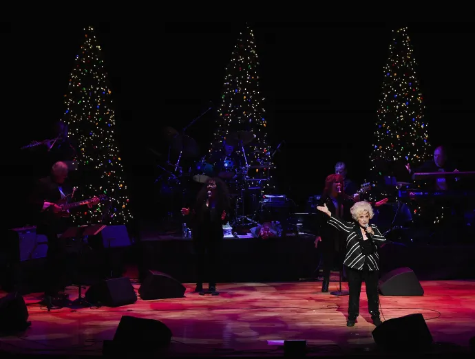 Brenda Lee a Rockin’ Around the Christmas Tree című karácsonyi dalát adja elő a Country Zenei Hírességek Csarnoka és Múzeuma színháztermében, Nashville-ben – Fotó: Rick Diamond / 2015 Getty Images