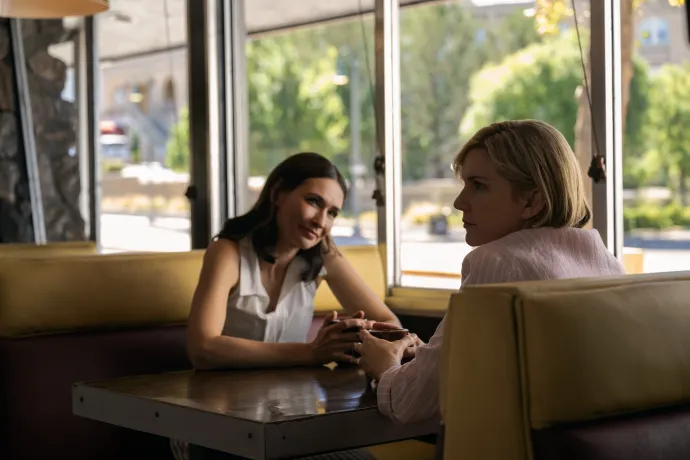 Karolina Wydra és Rhea Seehorn a Pluribusban – Fotó: Apple