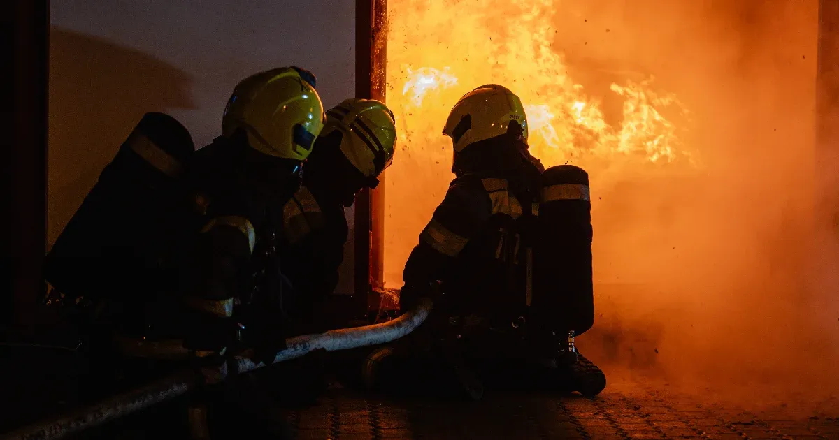 Kigyulladt adventi koszorú, ereszbe szorult kismacska – ilyen esetekhez riasztották szenteste a tűzoltókat