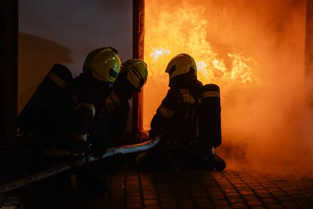 Kigyulladt adventi koszorú, ereszbe szorult kismacska – ilyen esetekhez riasztották szenteste a tűzoltókat