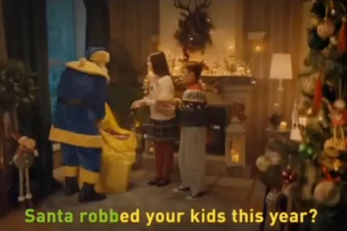 Az orosz állami tévén Mikulásnak öltözött MI-Zelenszkij rabolja el a gyerekek ajándékait