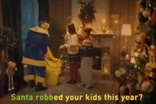 Az orosz állami tévén Mikulásnak öltözött MI-Zelenszkij rabolja el a gyerekek ajándékait