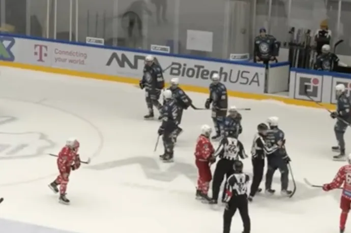 Megharapta a vonalbírót a magyar jéghokis, állítása szerint véletlenül