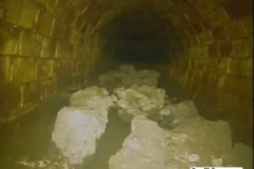 Száztonnás zsírhegy torlaszolja el a csatornahálózatot Londonban